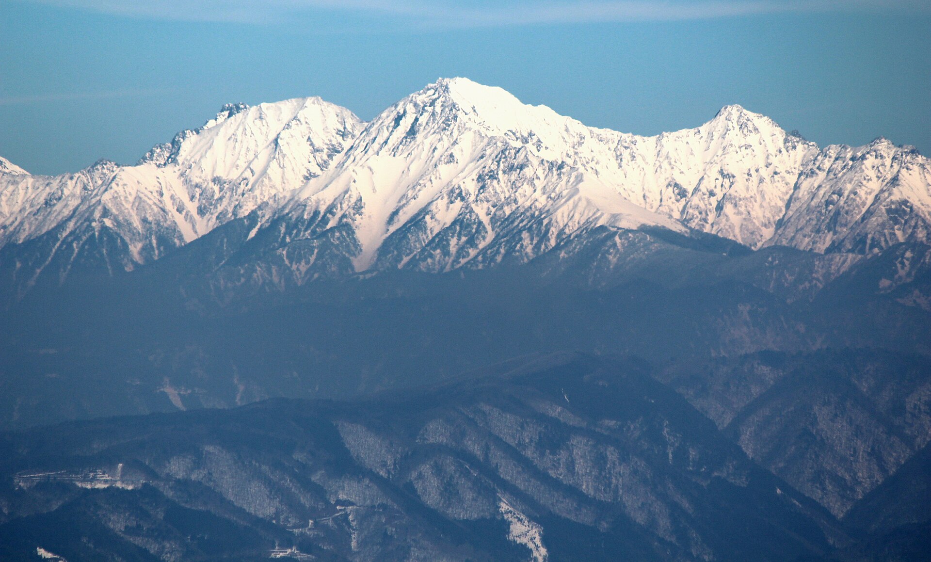 雪をまとった冬の穂高連峰（位山から）