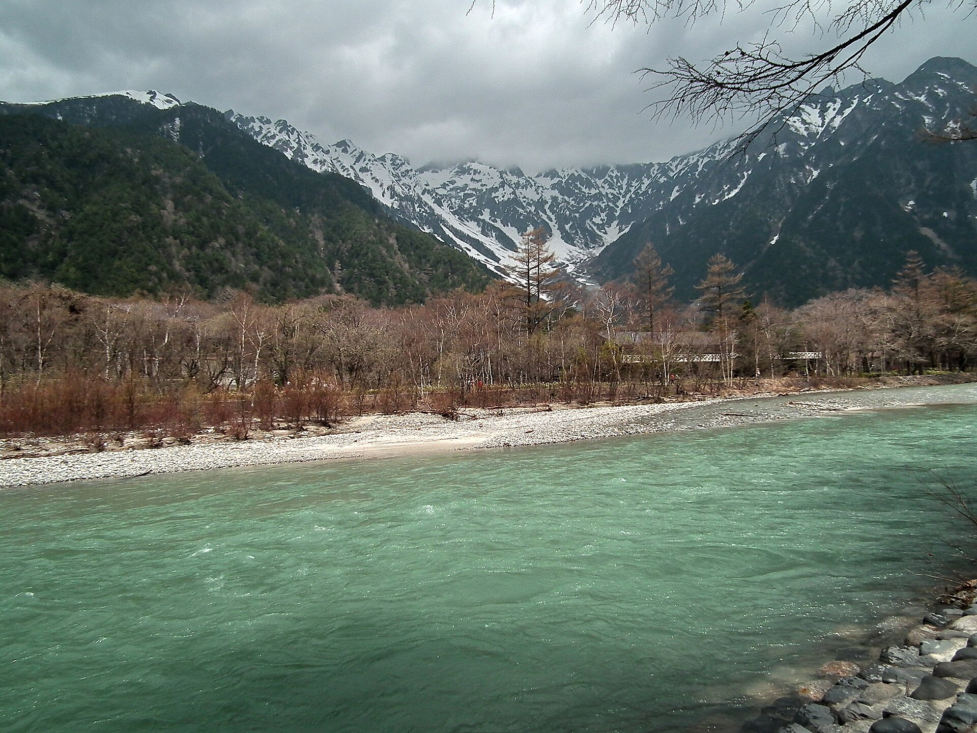 春の梓川と残雪の穂高連峰（上高地）