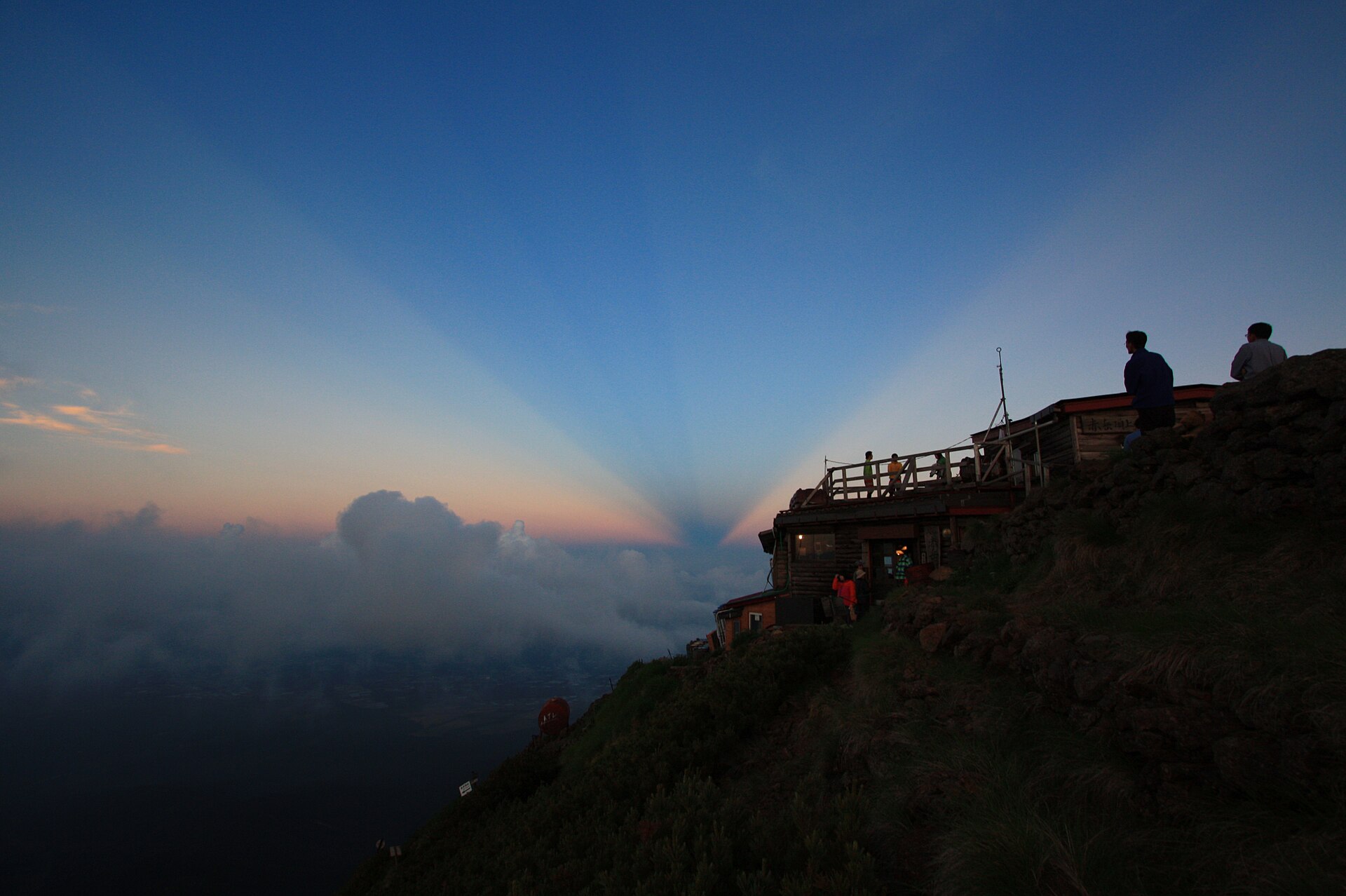 夕暮れの赤岳山頂と赤岳頂上山荘