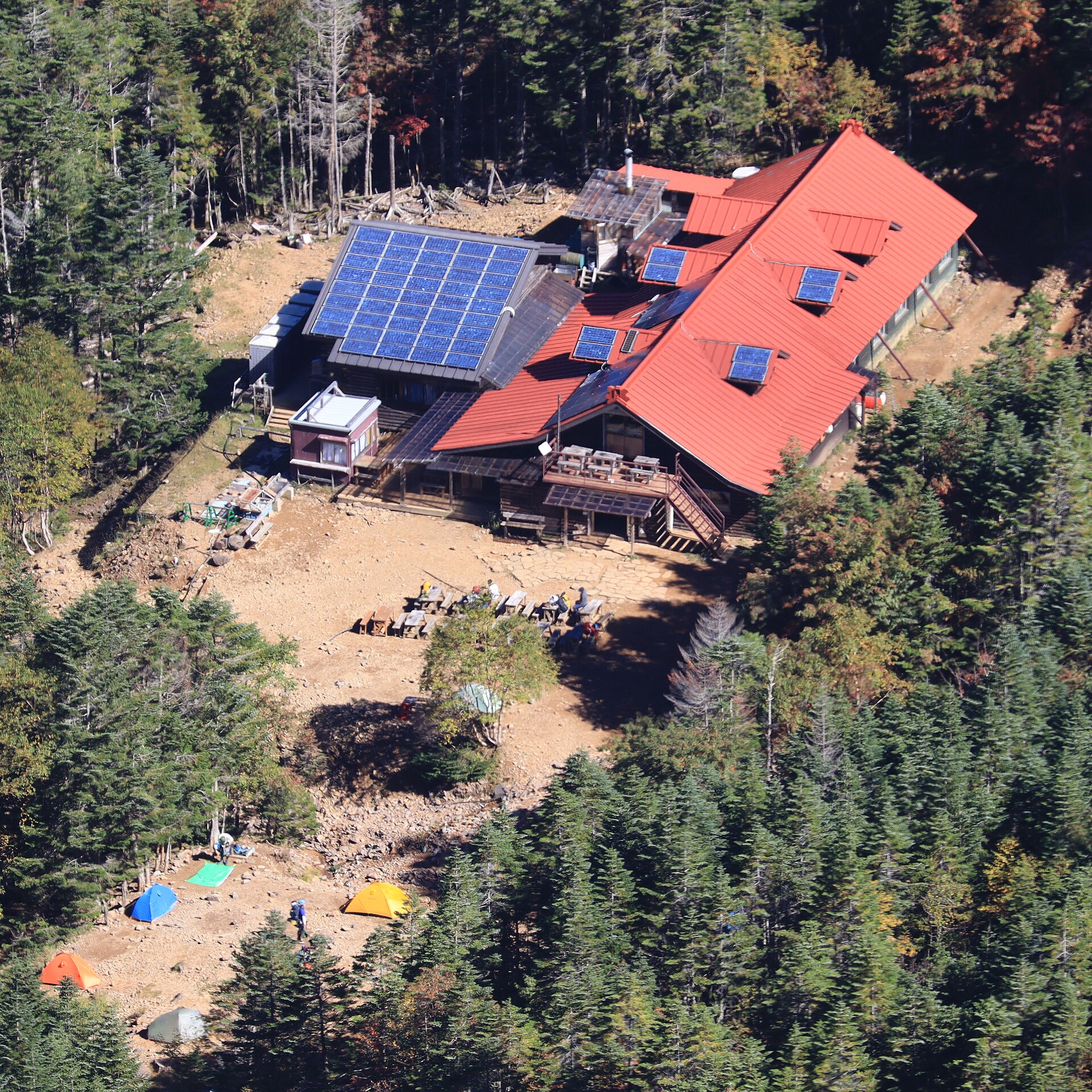 中岳から見下ろす行者小屋