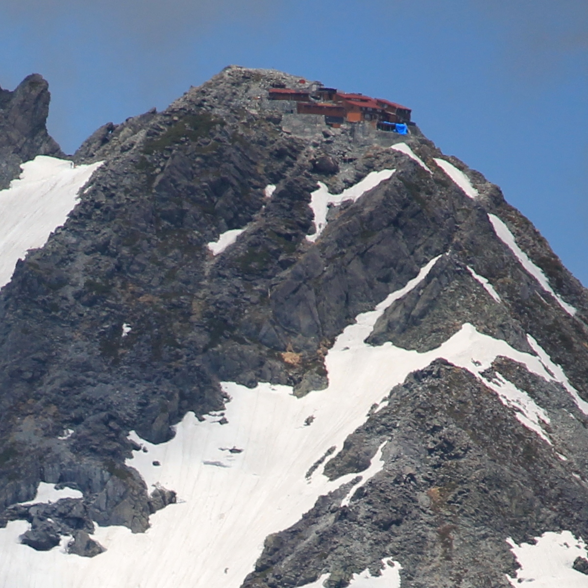 北穂高岳山頂の北穂高小屋（蝶ヶ岳から）
