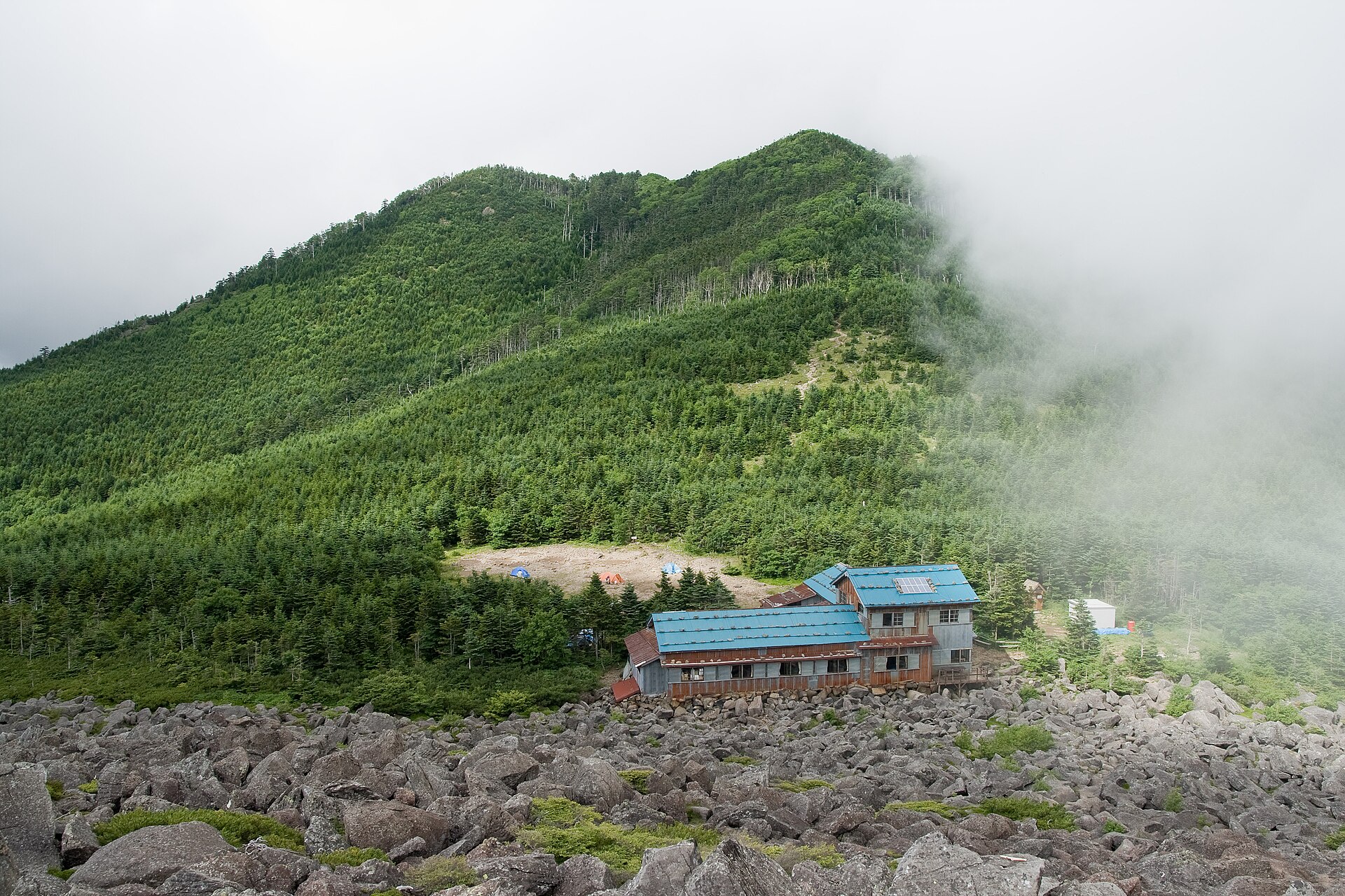 編笠山と権現岳の鞍部に建つ青年小屋